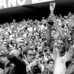 O capitão Carlos Alberto levanta a taça na conquista do tricampeonato mundial de futebol, no México