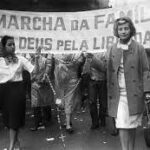 Cartazes espalhados citam família, Deus e Liberdade