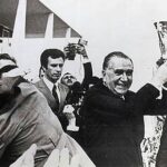 Médici segurando a taça Jules Rimet