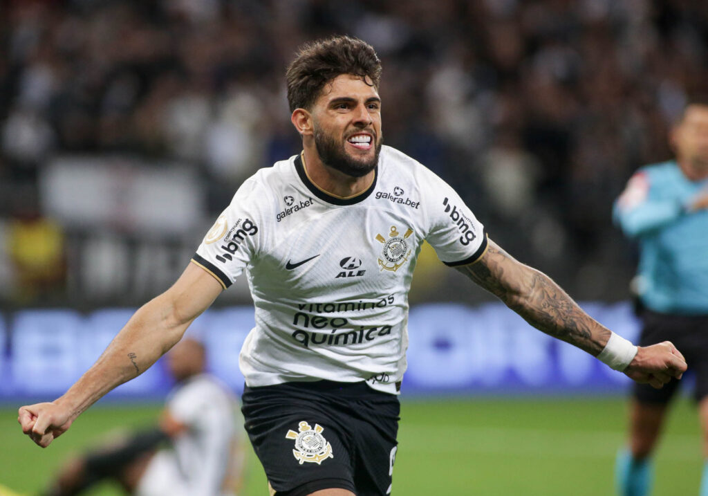 Yuri Alberto, atacante, vestindo camisa do Corinthians com patrocínio da Neo Quíica